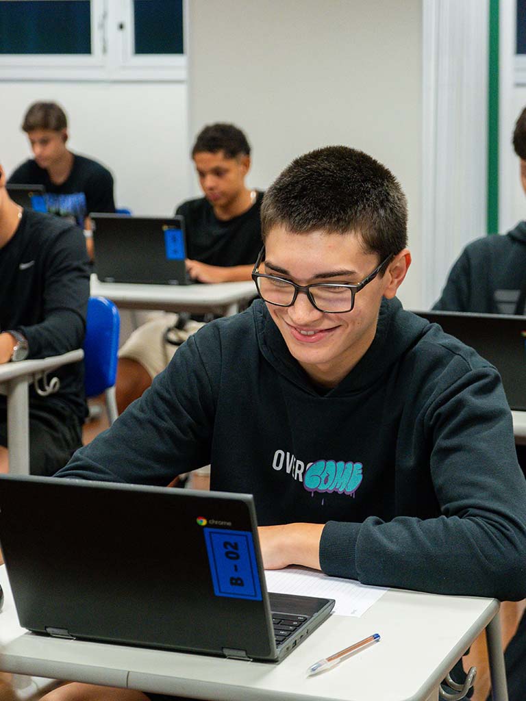 Estudantes do Colégio Santa Maria em ambiente escolar